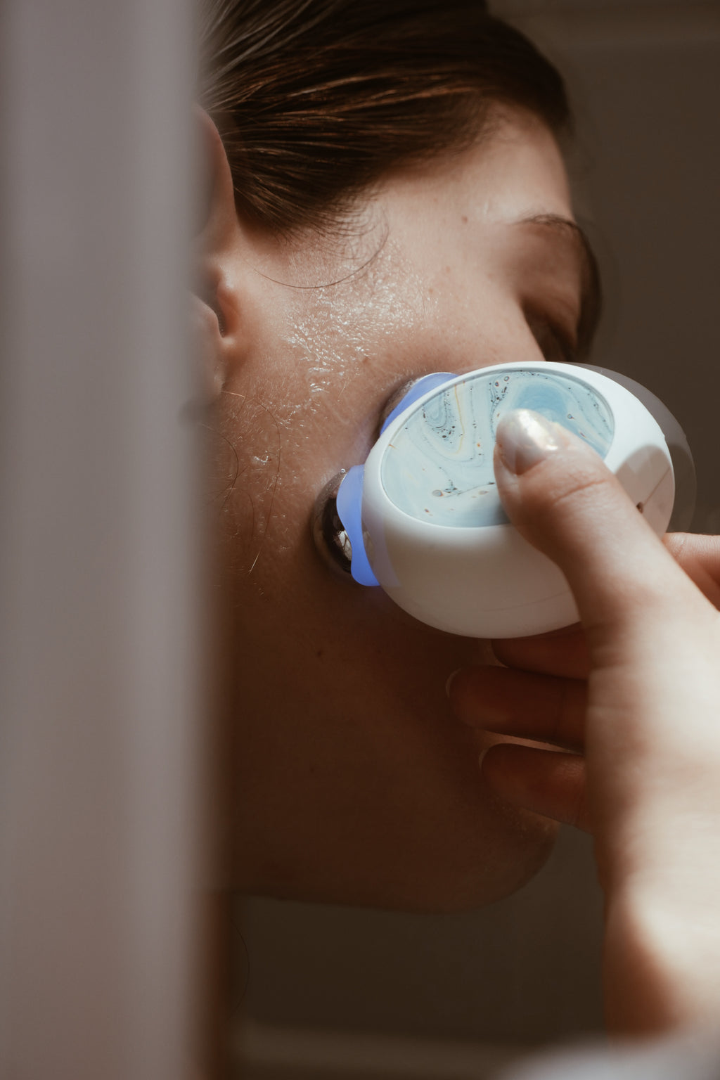 Dispositivo de microcorriente para tonificación facial con Luz led